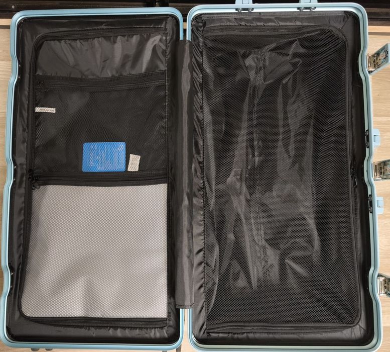 Валіза великого розміру Л з гарного пластику на подвійних колесах