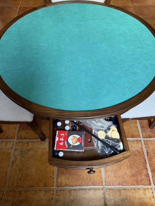 Mesa de jogo com cadeiras