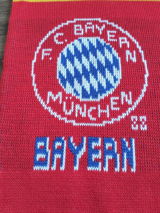 Stary szalik piłkarski Bayern Monachium z 1988 r.