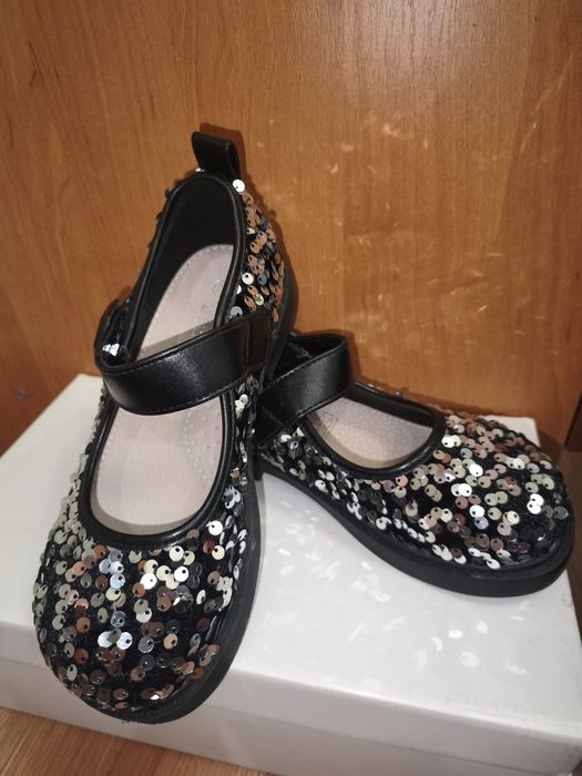 Продам святкові туфлі для дівчинки