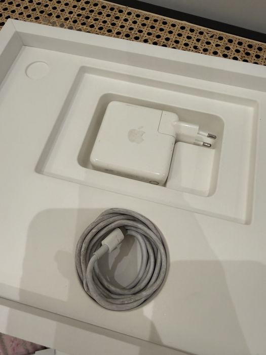 MacBook Pro intercore i5 z touchbar