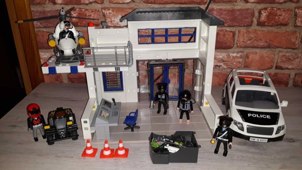 Playmobil ogromny zestaw stan bdb figurki szpital konie policja domek