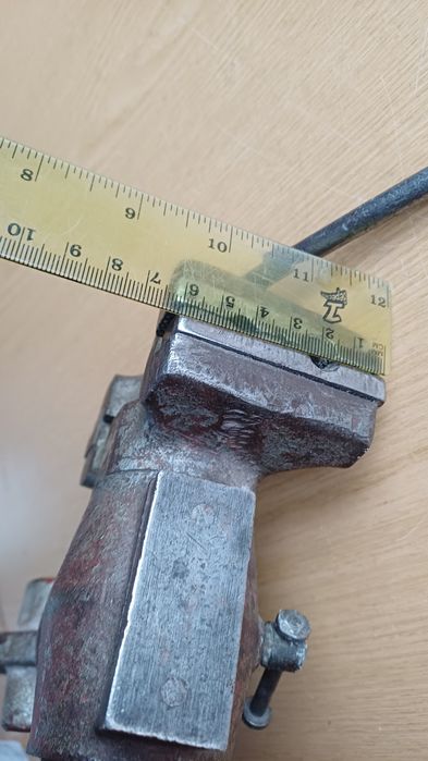 Лещата слюсарні СРСР з наковальнею.  Тиски.