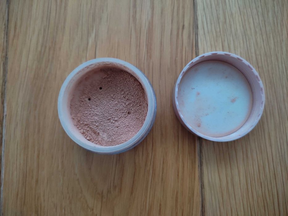 Puder mineralny Avon Light (Avon Make Up +Care Puder mineralny - Light - 6g