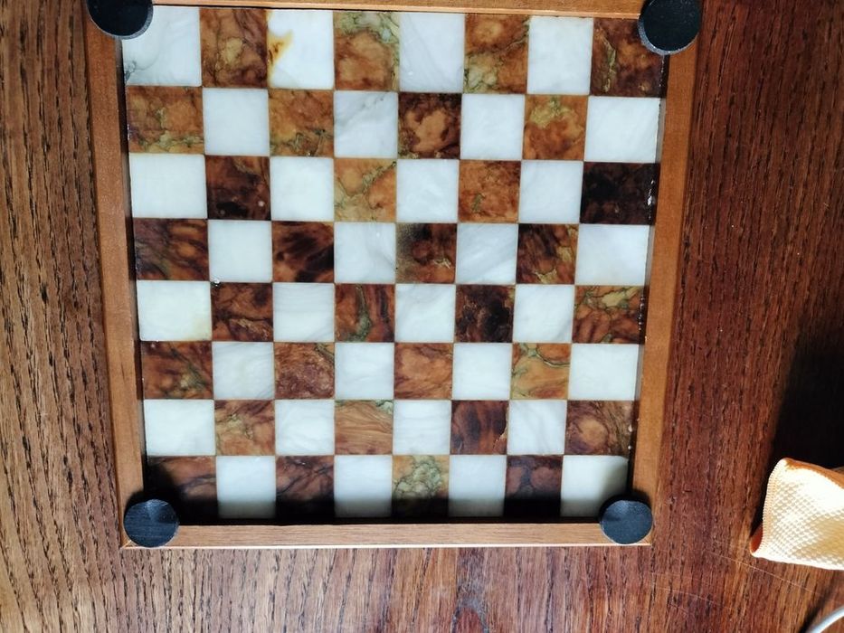 Marble and wood chessboard, 26/26 cm, in good condition.64284657890307123