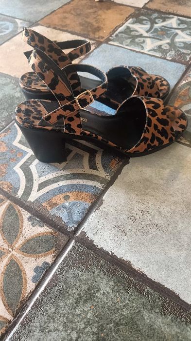 Леопардовые босоножки  39 р.