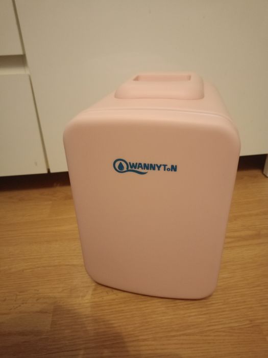 Mini lodówka do napojów, leków