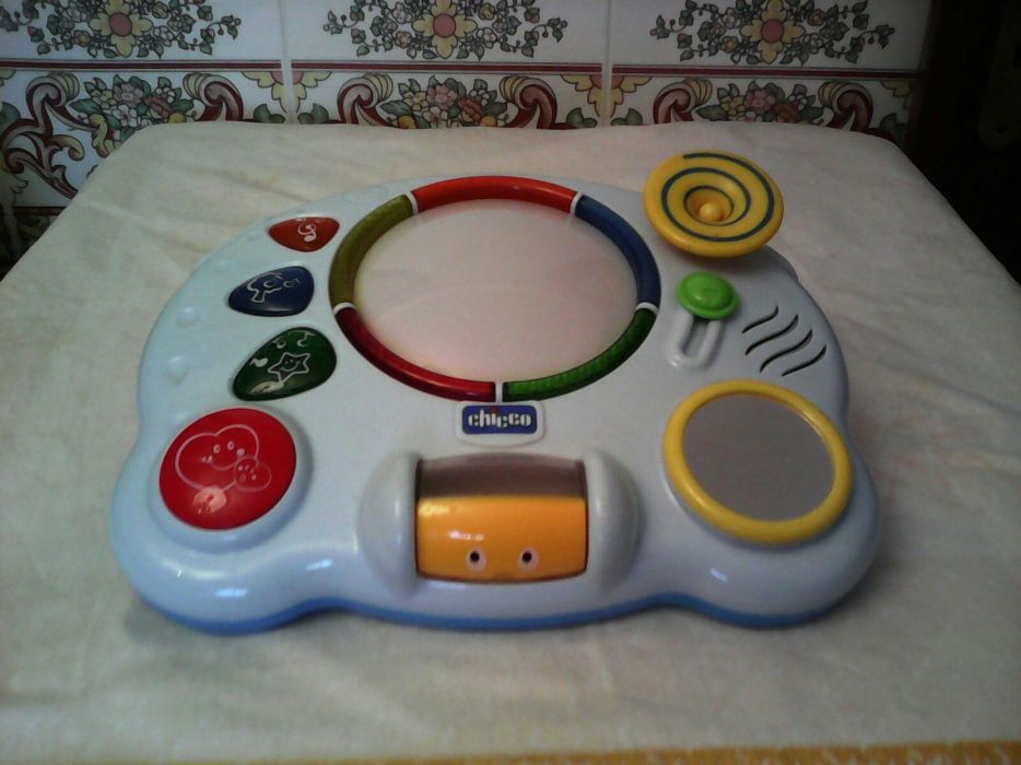 Brinquedo interativo para criança da Chicco