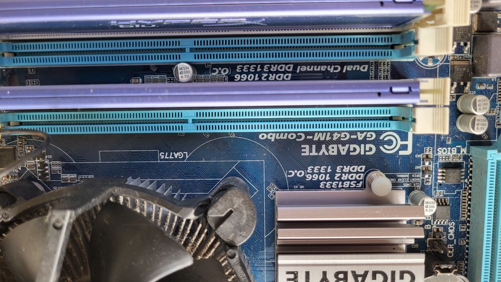 GIGABYTE GA-G41M com Intel Core2 Quad 2.6 Q9450 com 8Gb RAM DDR3