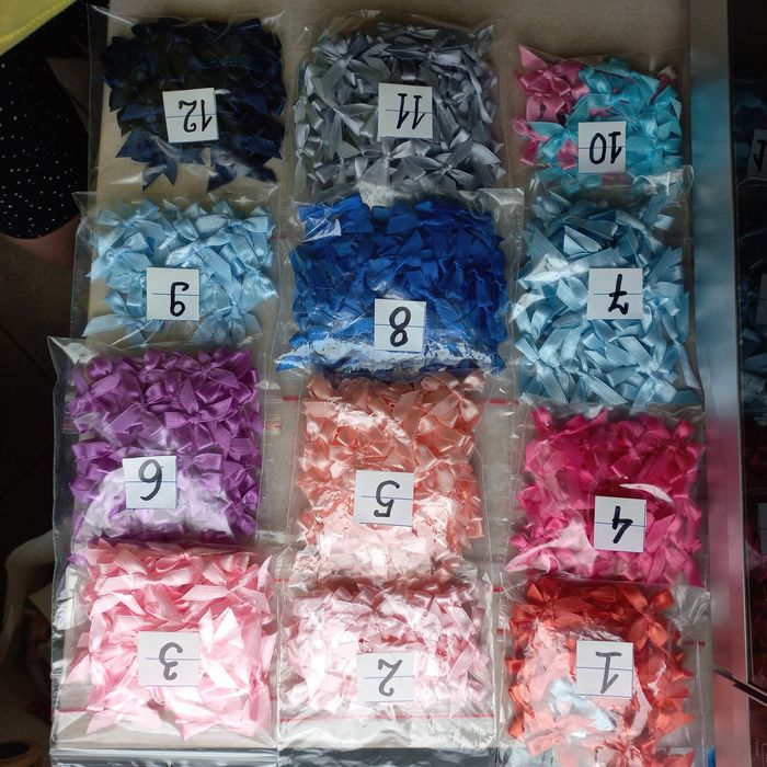 Kokardki atłasowe różne kolory, wiązane.