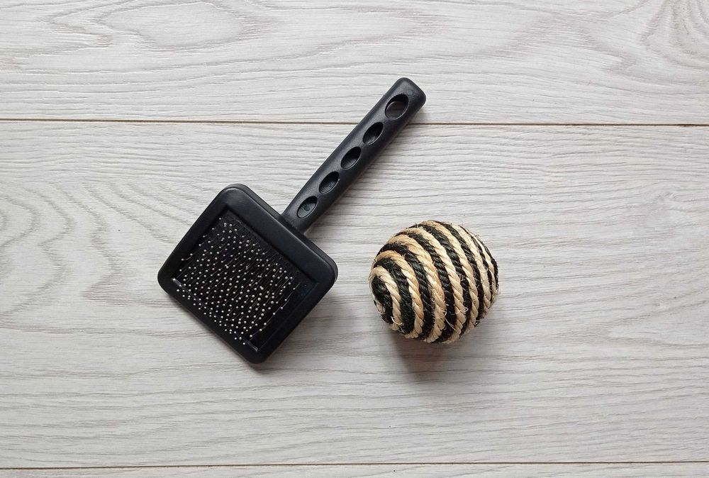 Пуходерка (Щетка) + Шарик ( когтеточка / игрушка ) для котов и собак