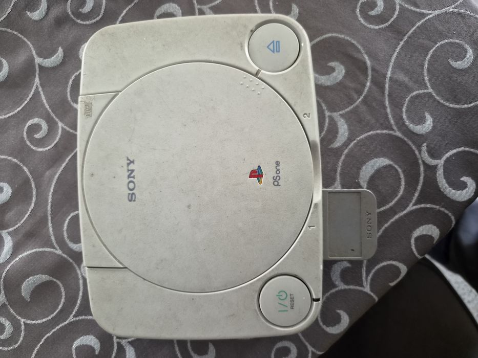 Misto de jogos para PC e ps1 mais consola ps1 com 3 comandos , nao sei se funciona