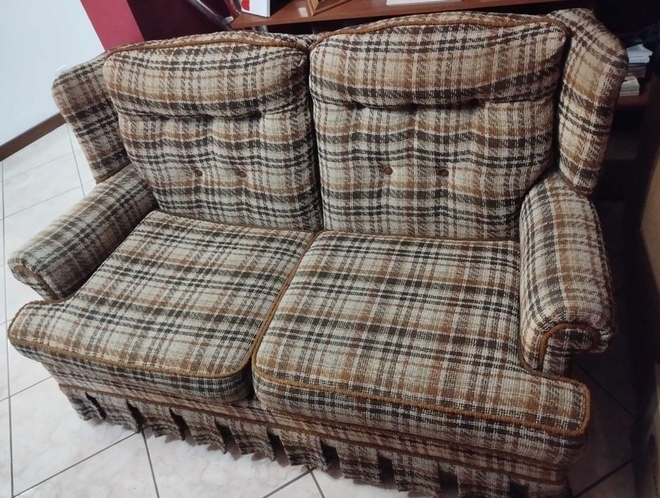 Sofá usado de 2 lugares em bom estado.