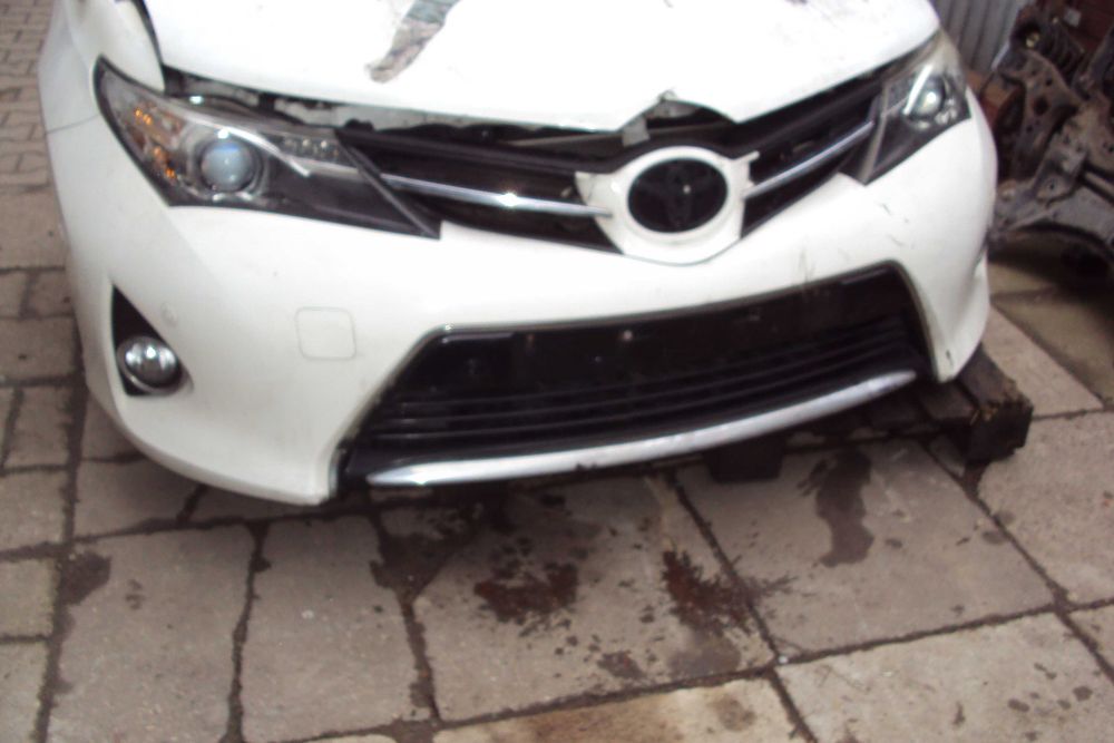 Zderzak przedni Toyota Auris II