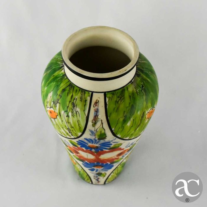 Jarra em porcelana pintada à mão, assinada