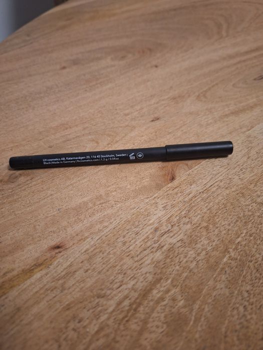 Czarna kredka do oczu