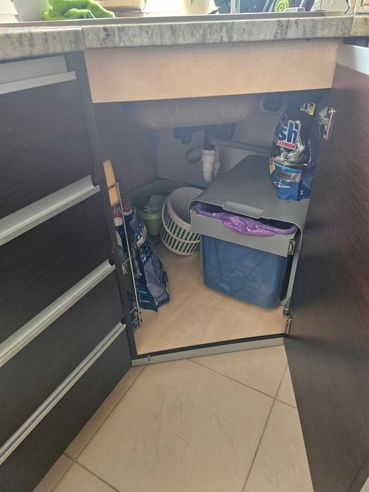 Zabudowa kuchenna ze sprzętem (sprawny) i kamiennym blatem + parapet