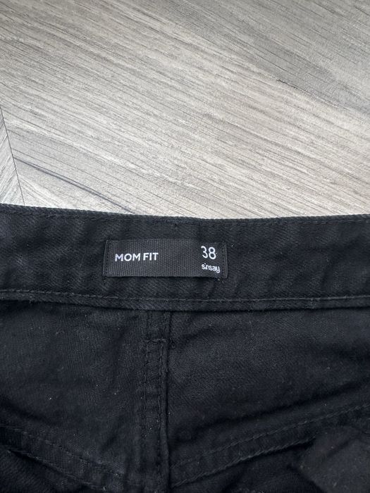 Czarne jeansy mom fit sinsay 38