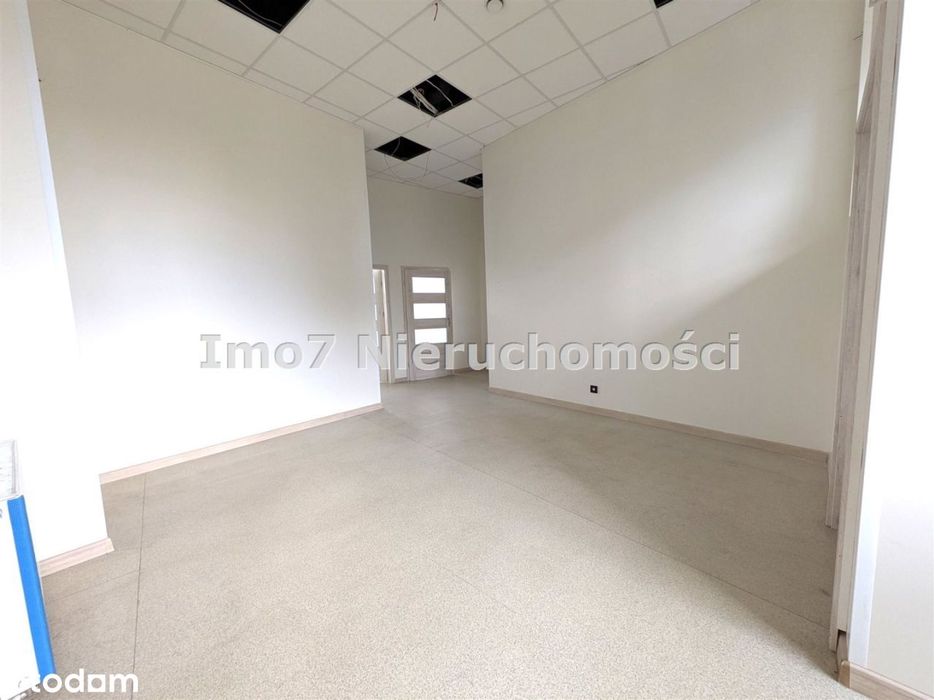 Lokal parterowy z dużą witryną