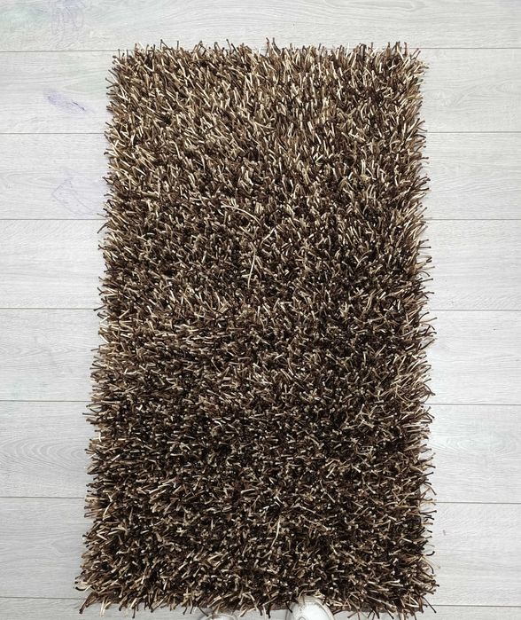 Tapete bege e castanho