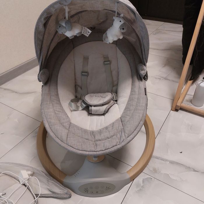 Заколисуючий центр гойдалка