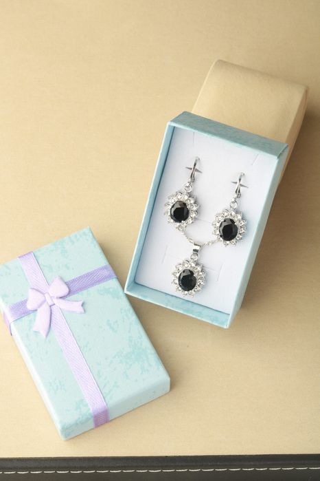 Zestaw komplet biżuteria wisior łańcuch kolczyki cyrkonia czarne owal