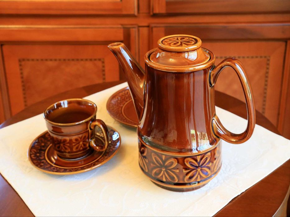 Pruszkowski porcelit „Kokardki” – serwis w stylu PRL