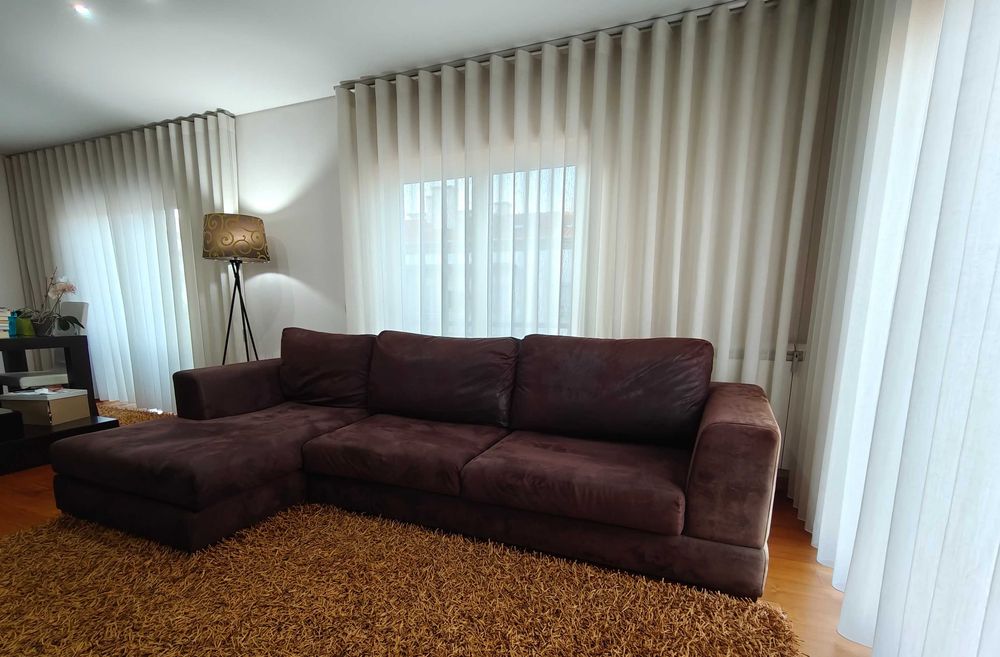 Sofá com Chaise Longue marca Las Kasas (impermeabilizado)