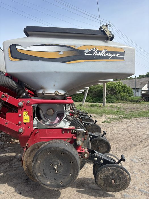 Сівалка кукурудзяна challenger 8138     Massey Ferguson 555