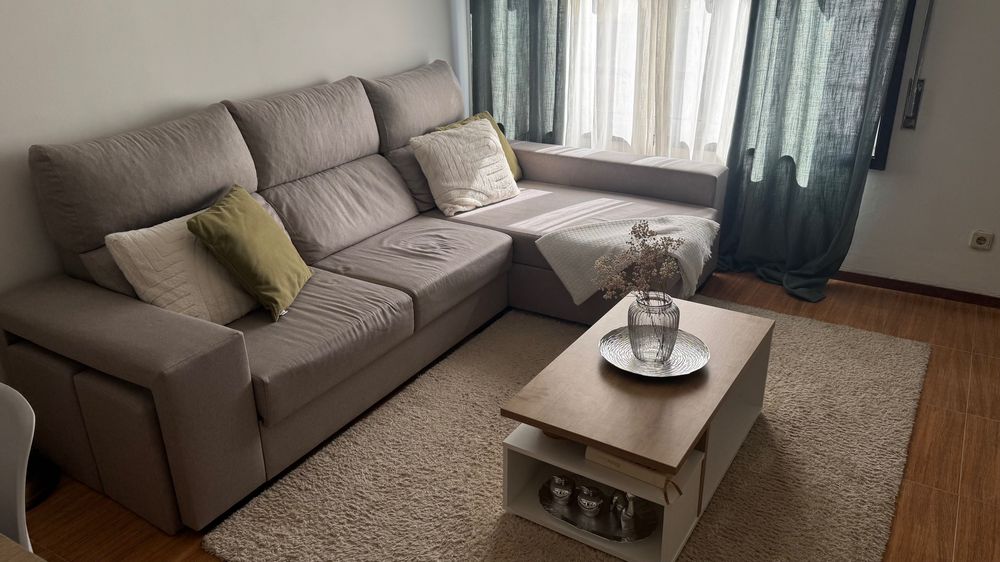 Sofá chaise long com arrumação