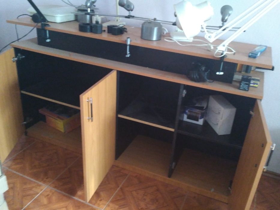 Стол специальный демонстрационный с надстройкой.Срочно.