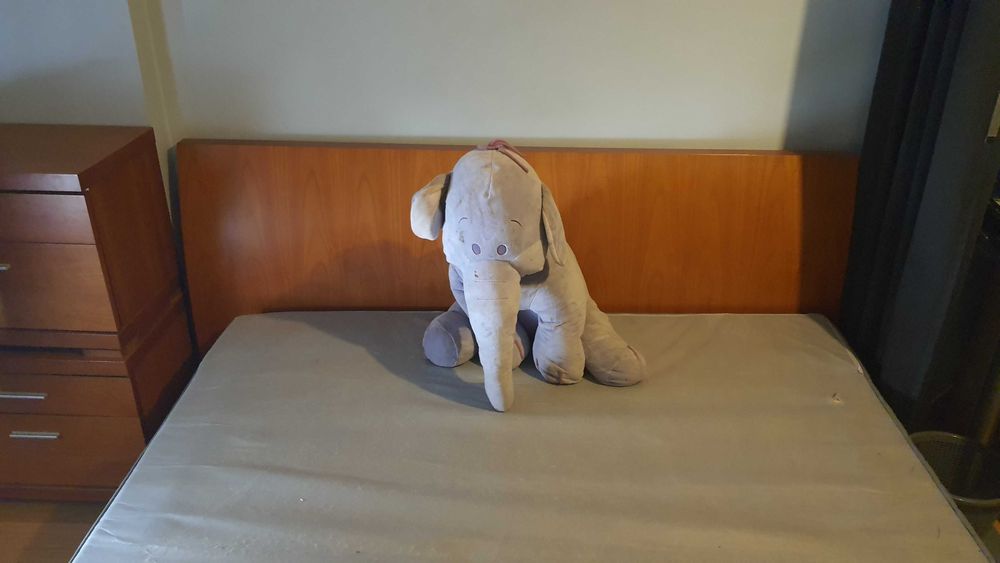 Vende-se mobília de quarto em madeira maciça