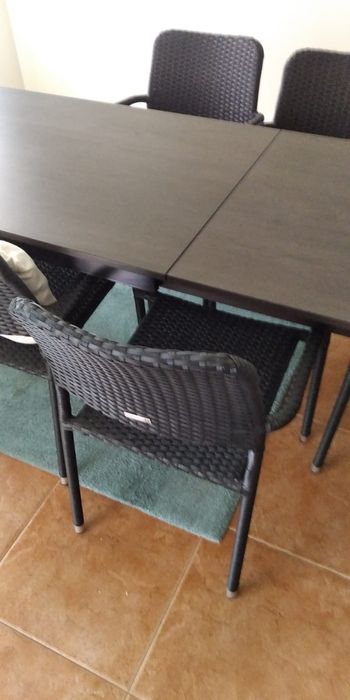 Mesa de sala preta extensível com 6 cadeiras
