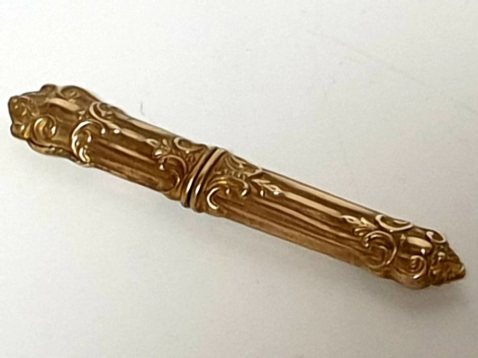 Raro antigo agulheiro do Sec. XIX com banho em ouro