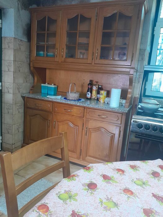 Vendo  armarios em madeira macica com pedra de granito,1 de  3 portas