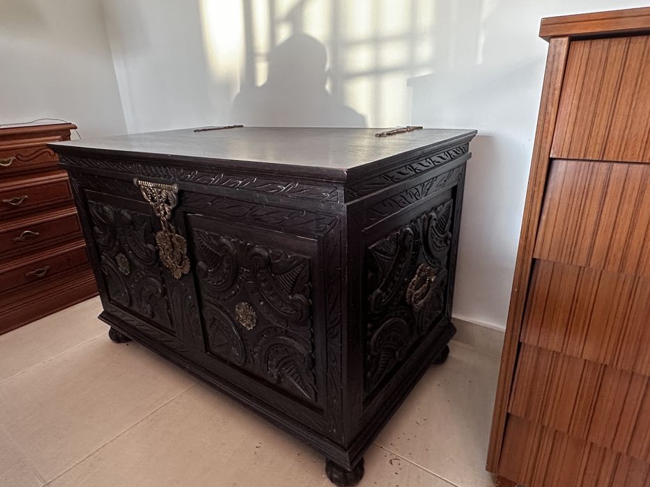 Arca em madeira maciça