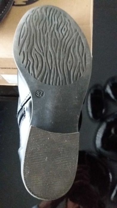 Botas pretas de cano médio