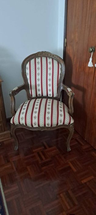 Namoradeira e duas cadeiras