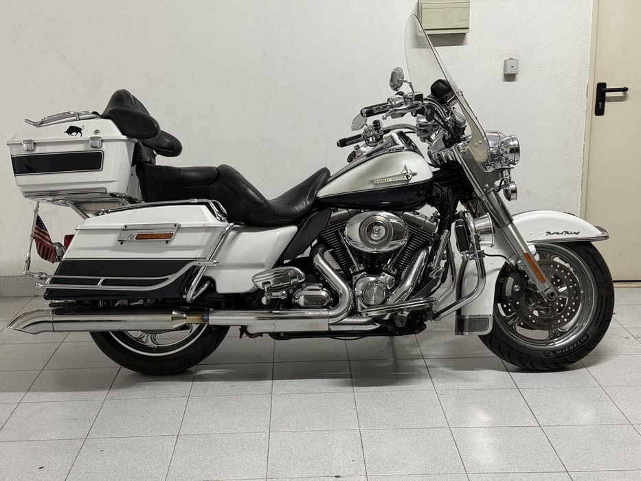 Harley davidson road king police