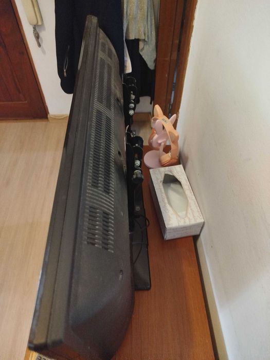 TV 32 polegas. Com suporte para a parede