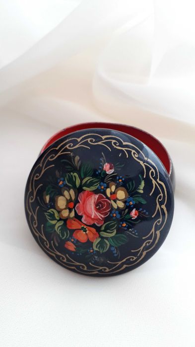 Для хранения мелочей, косметики декора, украшений, скринька, шкатулка.