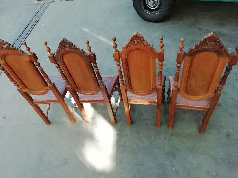 Jogo de 4 cadeiras em bom estado