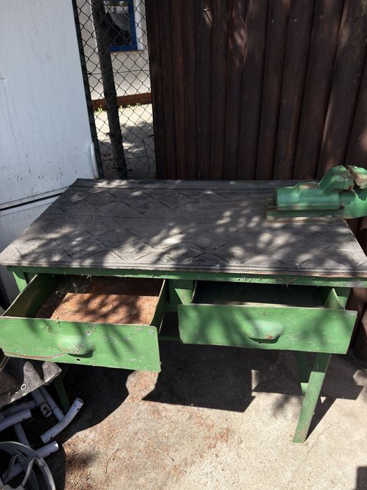 Stół warsztatowy z szufladami i solidnym imadłem