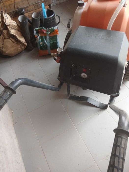 Bomba de carretilla con batteria 40 y 60 l marca stocker