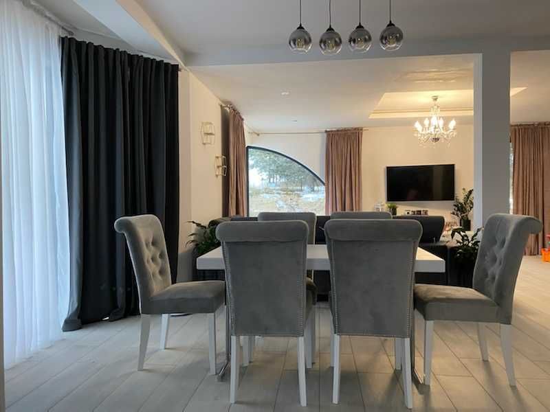 Krzesło glamour  do salonu jadalni  pinezki  Producent nowe