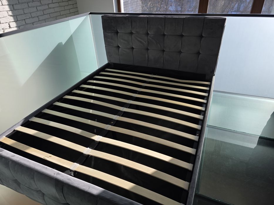 Używane łóżko z zagłówkiem i stelażem metalowym