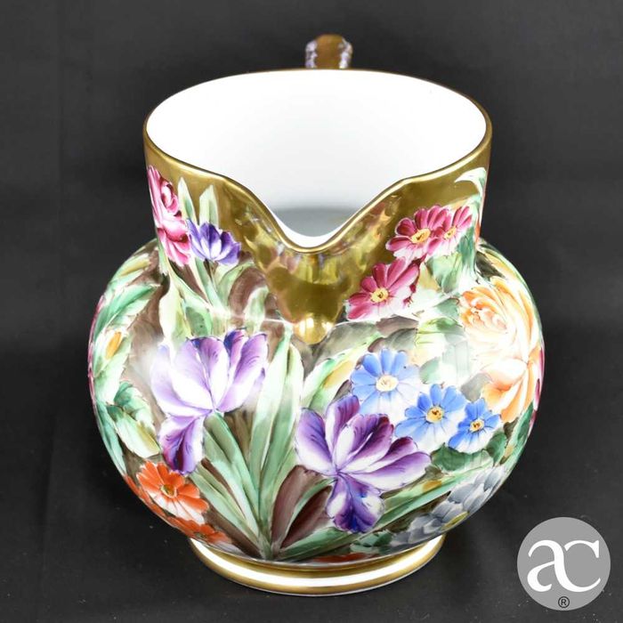 Jarro em porcelana Vidal Arte, pintado a ouro e à mão