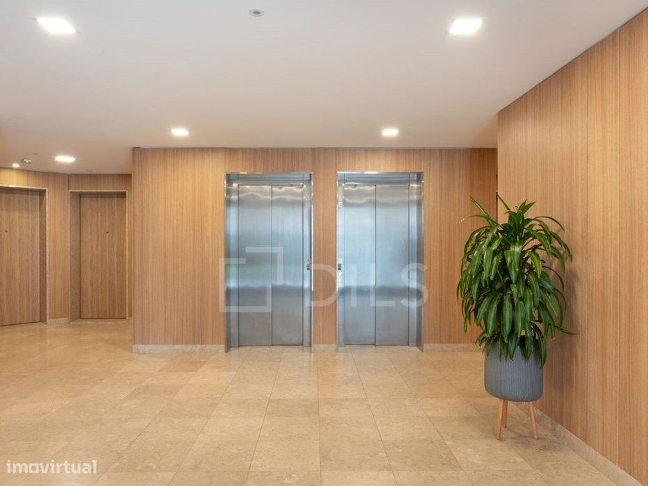 Apartamento T2 novo, na Parede, junto praia, com garagem e elevador