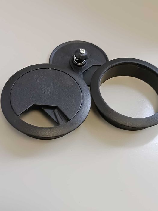 Passa cabos para secretária