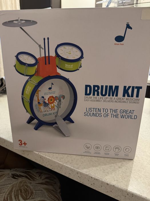 Іграшкова барабанна установка